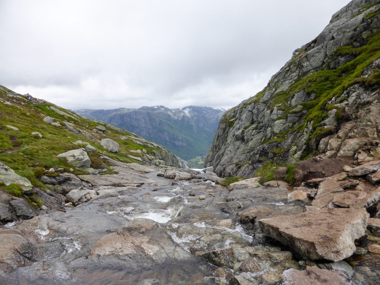 A stream of water flowing on the hike to Kjerakbolten