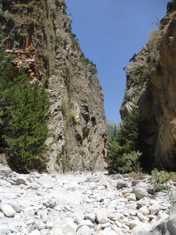Walking between two sides of the gorge