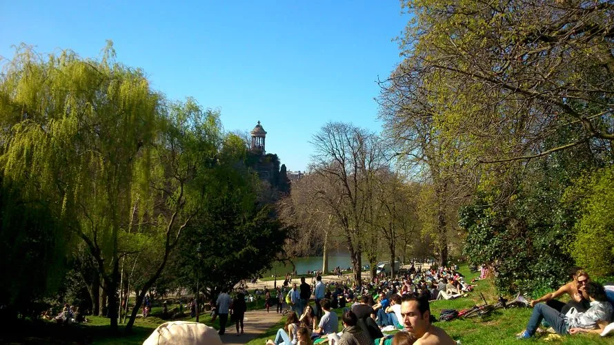 Parc des Buttes-Chaumont - the sky has not been edited